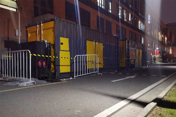 德昌柴油发电机组的输出电压是如何调节的？